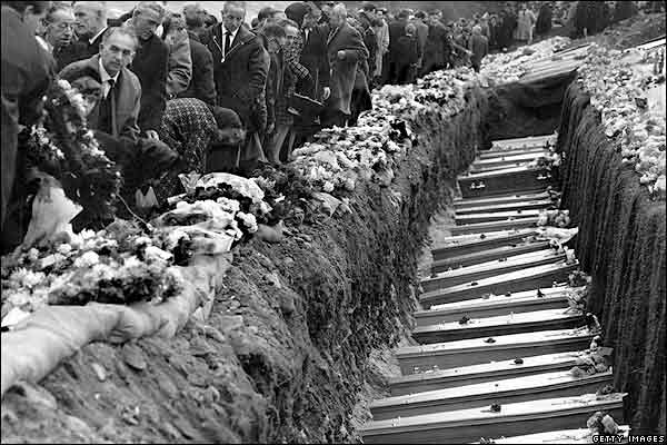 photo: Aberfan mass grave